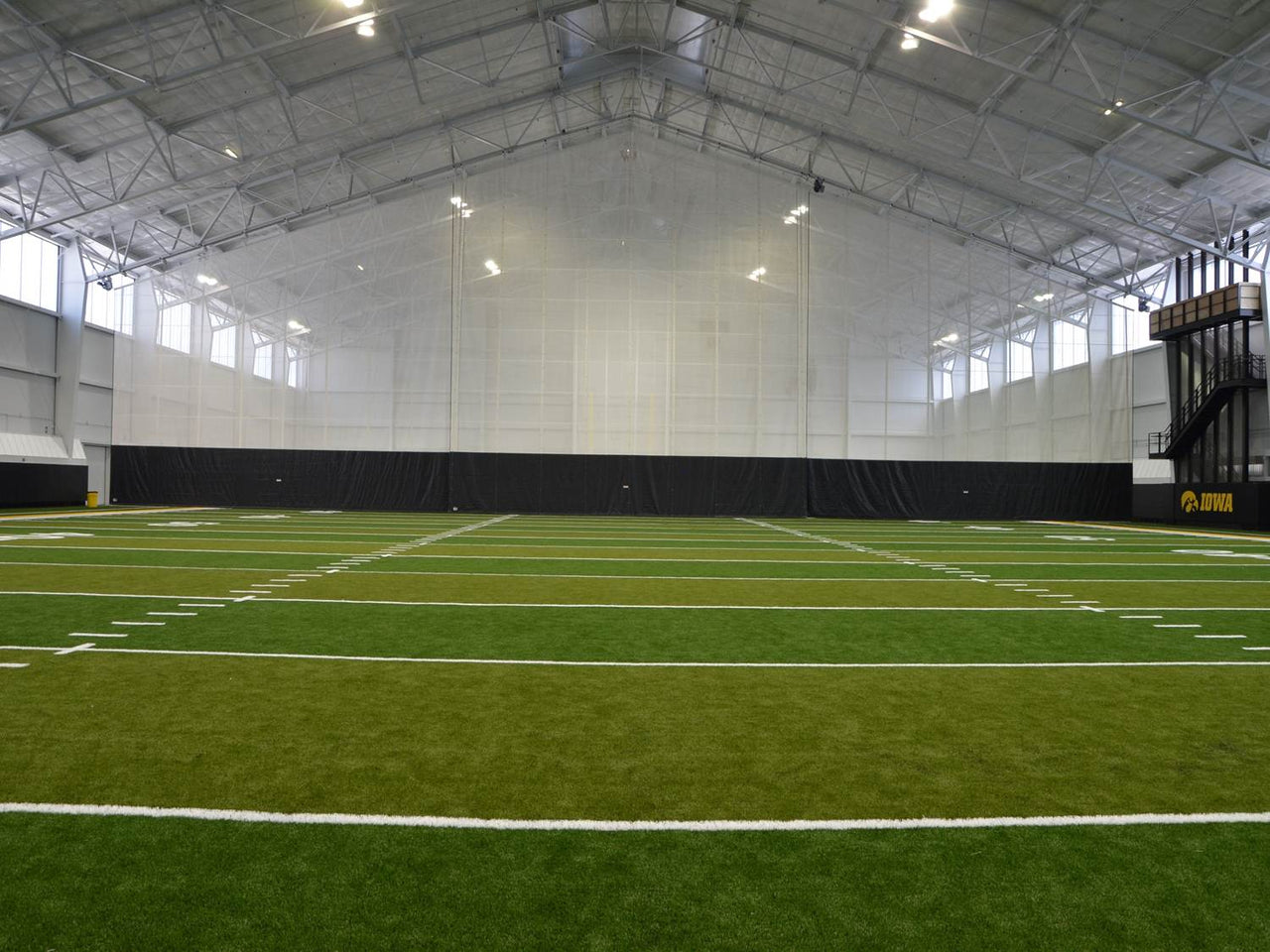 Peak-Fold Gymnasium Curtain