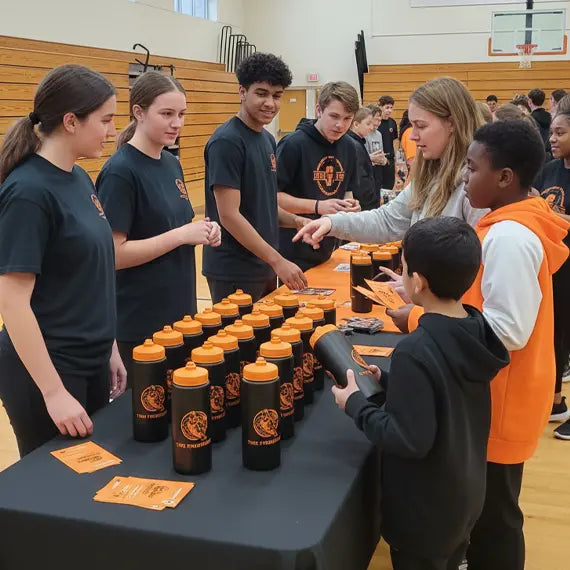 Custom 32 oz sports water bottle with team logo – BPA-free design