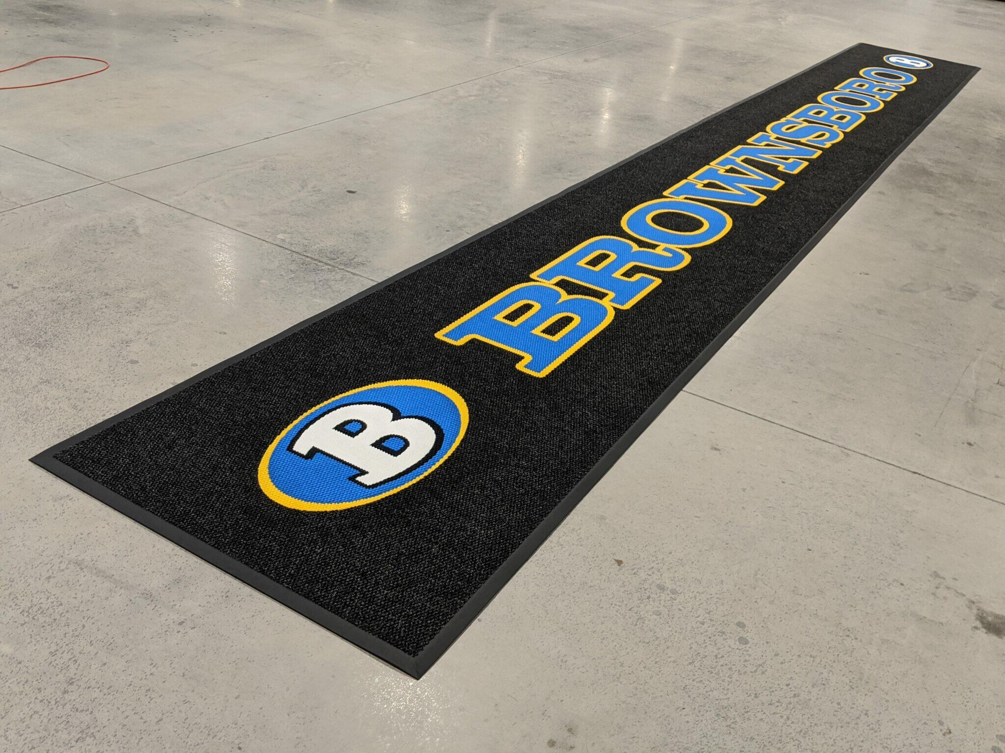 Full logo courtside runner
